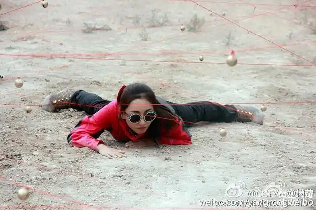 你独自在家会健身吗?快来看看杨蓉,宅家里都不忘锻炼倒立健身呢