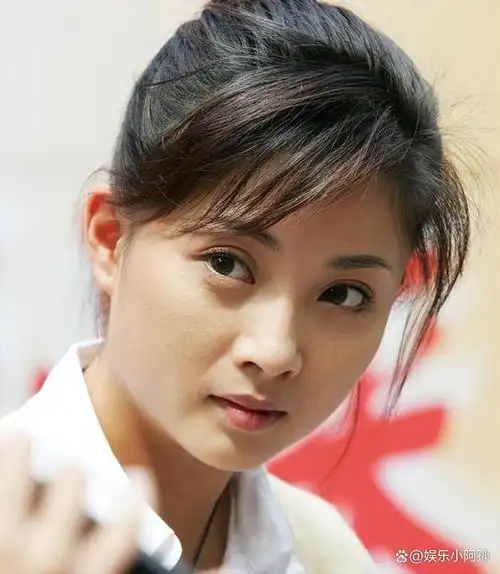 殷桃:被称为娱乐圈"水蜜桃",长腿美背,越老还越有韵味