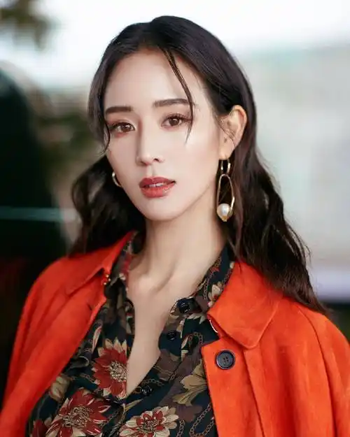 从另一张全身照片上,我们可以看到张钧甯很瘦,侧面更瘦.