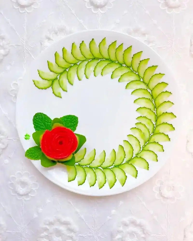 创意盘饰 黄瓜凤尾花围边摆盘~食材: 黄瓜,番茄,青萝卜,薄 - 抖音