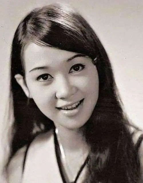 有媒体曾曝出过她年轻时候的照片,照片中李明启圆润的鹅蛋脸看上去
