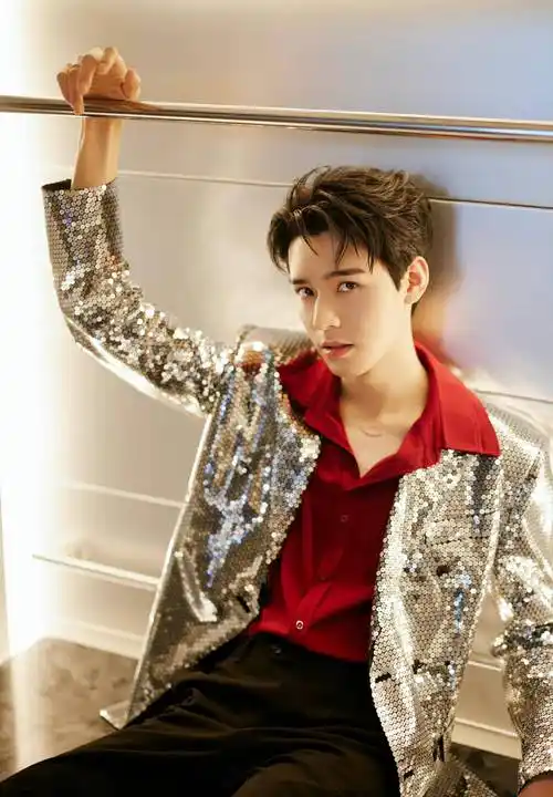 时尚芭莎镜头下的另一个龚俊_白色_造型_气质