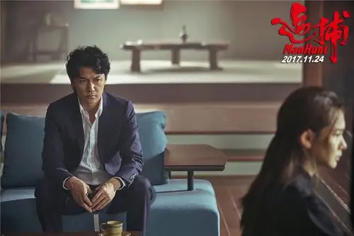 《追捕》曝海报张涵予福山雅治持枪对决 戚薇身份成谜