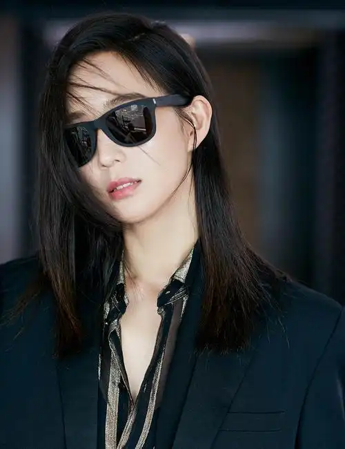 张钧甯西装造型英气逼人 冷硬质感演绎酷帅风