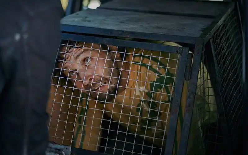 几分钟看完惊悚电影《死于安乐》,老汉将人关进笼子,因为他们对宠物干