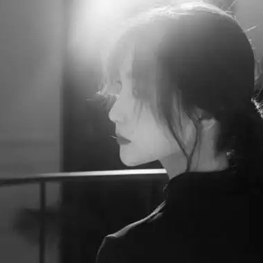 高清伤感的女生黑白头像侧脸图片