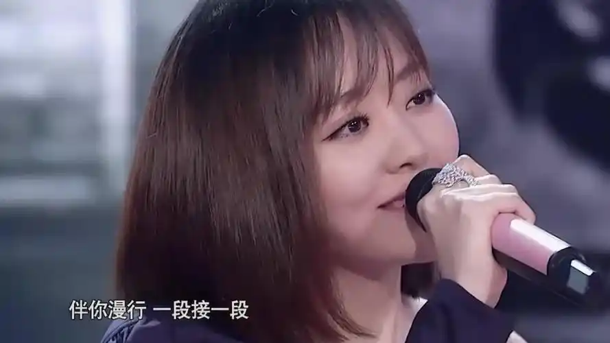 张靓颖传唱《漫步人生路》,嗓音清亮婉转,真是人美歌甜!