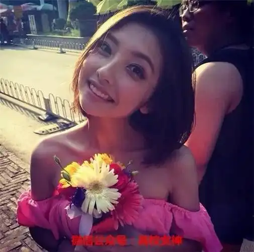 最最最重要的是豆得儿是95年的,比雪梨可要年轻好几岁呢!