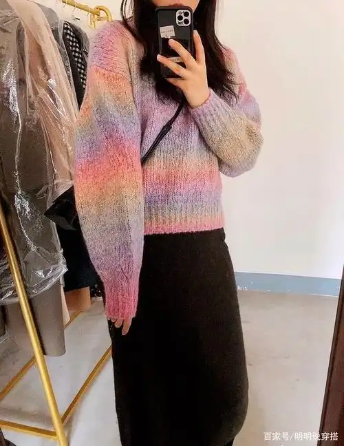 穿上最上镜的衣服,用彩虹色堆叠自己的穿搭,一起去公园拍照吧