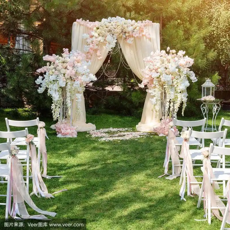 漂亮的婚礼布置.婚礼在花园里的绿草坪上举行.节日装饰的一部分,插花.