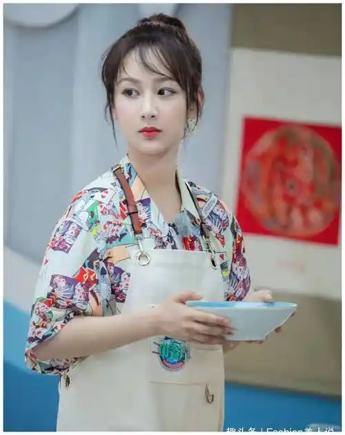 杨紫《中餐厅》穿搭亮眼,三款印花衬衫造型,美得清新脱俗!