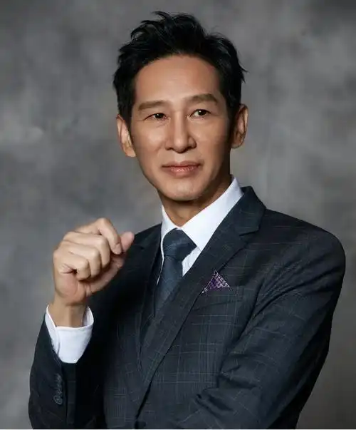 内容简介王劲松于1967年11月15日在江苏省出生,是中国内地知名男演员