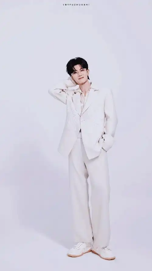 任嘉伦白西装金丝眼镜