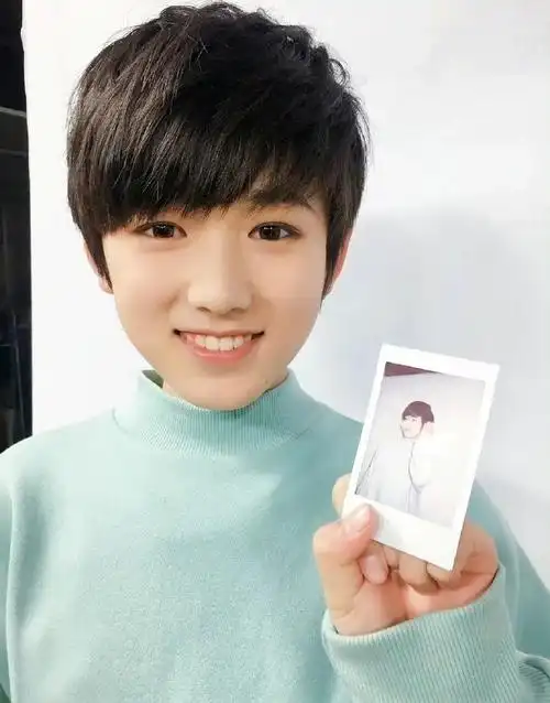 宋亚轩晒拍立得库存照