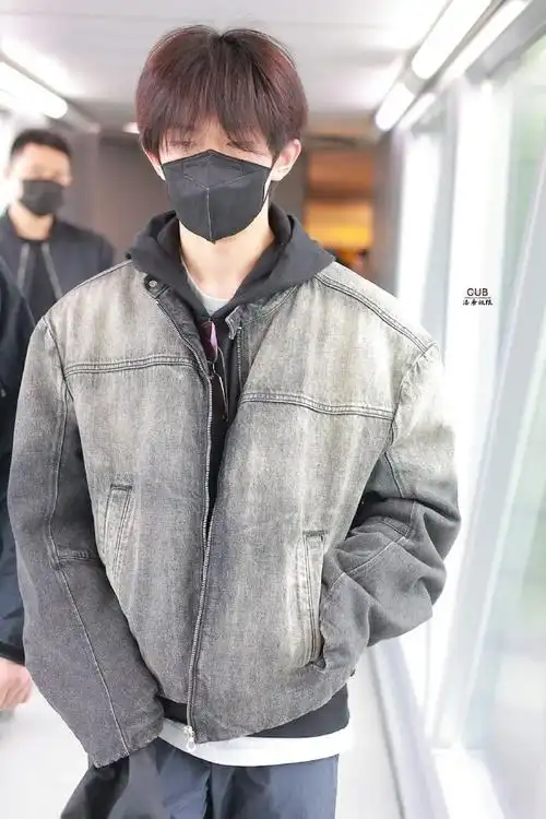 易烊千玺机场图#  易烊千玺重庆出发路透9615  牛仔外套搭配黑色