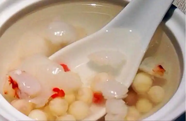 枸杞银耳鸡头米糖水