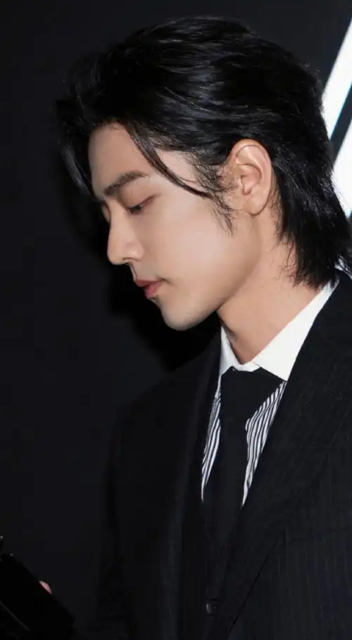 肖战超话#肖战黑西装十五宫格#怎么回事怎么还没有人开吹战的长发赞美