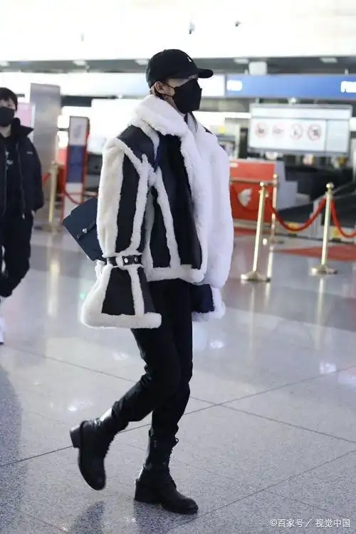 李沁脚踩黑靴美腿纤细很抢镜,穿黑白皮草外套帅似机车女郎