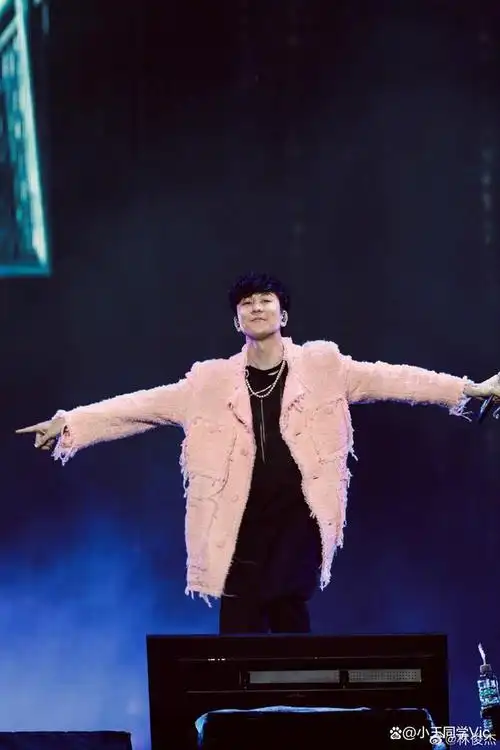 5日,林俊杰个人社交平台晒出《jj 林俊杰 jj20 世界巡回演唱会》照片
