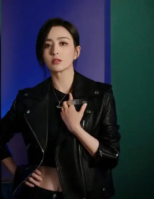 佟丽娅代言高奢穿皮衣露马甲线好飒穿裙子秀事业线秒变小女人