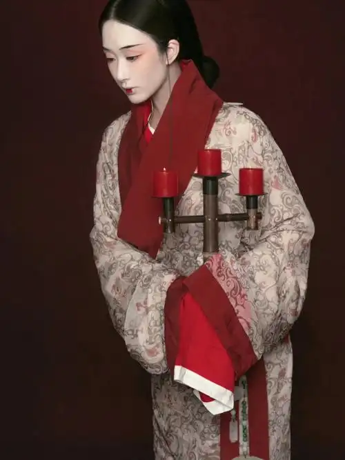 妆容红白黑三色的古朴呈现,简洁的垂髻,汉代风格的衣着配色纹样与逶迤