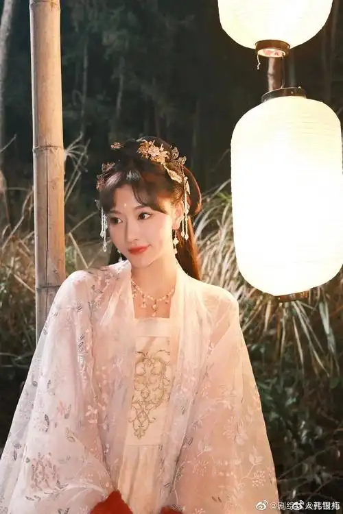 孔雪儿最新古装造型随拍精致的像橱窗里的娃娃