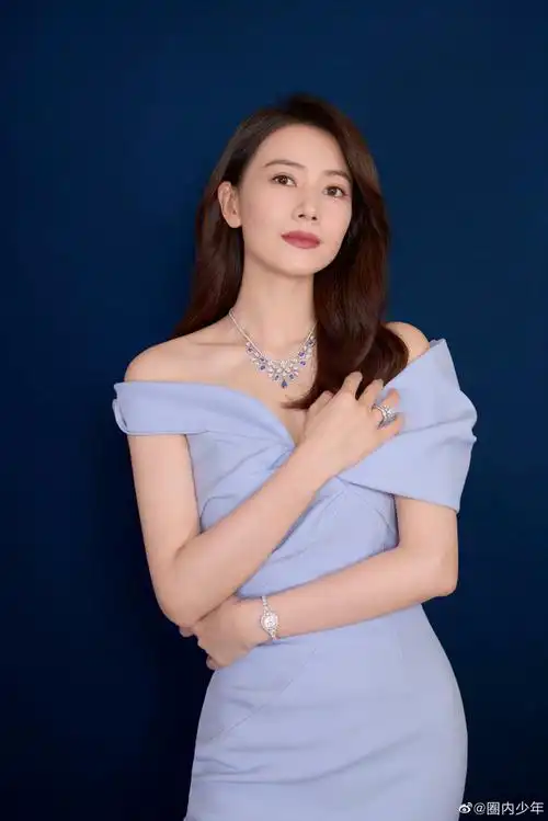 高圆圆十年前后对比##高圆圆在巴黎街头吃刀削面