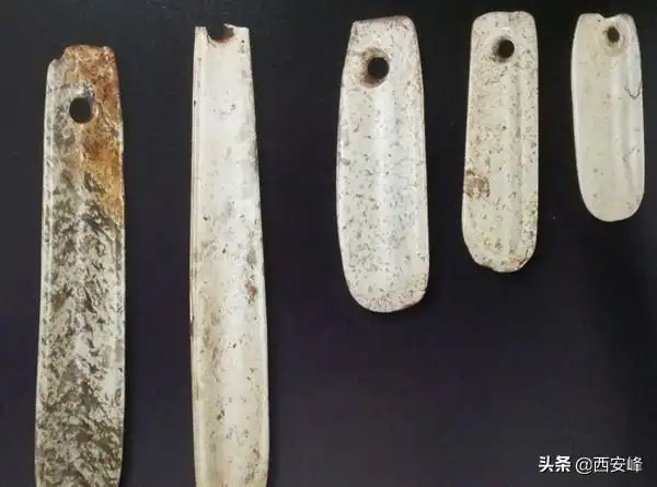 七千年查海遗址出土玉器