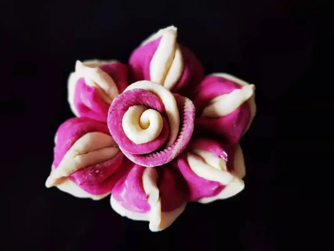 这是我闺蜜用心做的花样彩色馒头和彩色饺子91祝亲爱的友友们除