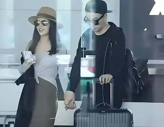 释小龙妻子惊艳亮相!身材和颜值都让人目不转睛!