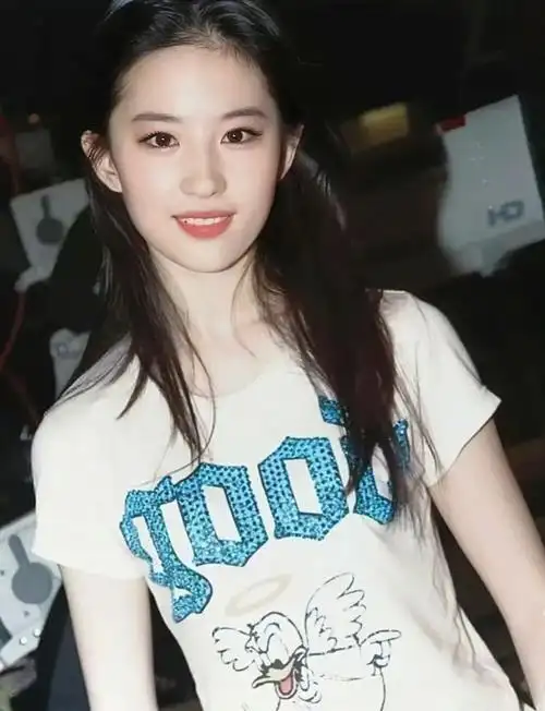 大天仙美籍华人刘亦菲早期美照大赏,水嫩水嫩的