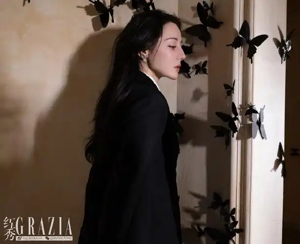 迪丽热巴红秀十一月刊封面##迪丽热巴末世新生感黑蝶大片