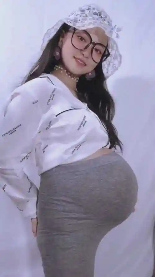 怀了三胞胎的孕妇小姐姐没想到还能保持这样的状态真是少见