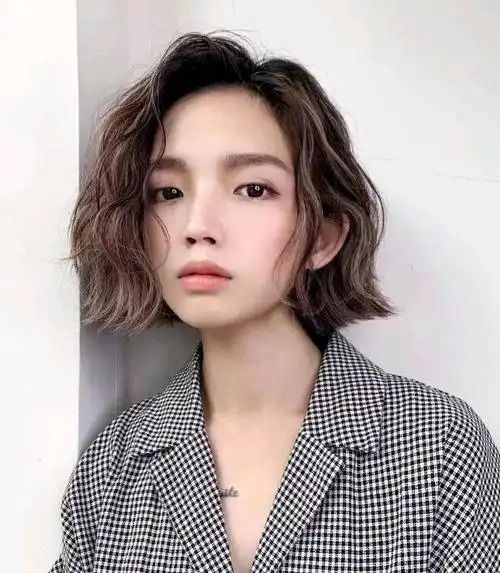 中短蛋卷头烫发型图片 长度和卷度美得刚刚好 - 女士卷发 - 发型站