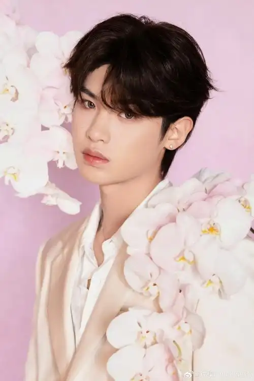 演员,歌手黄明昊@jjjustin0219一身率性西装套装诠释100%少年感,利落