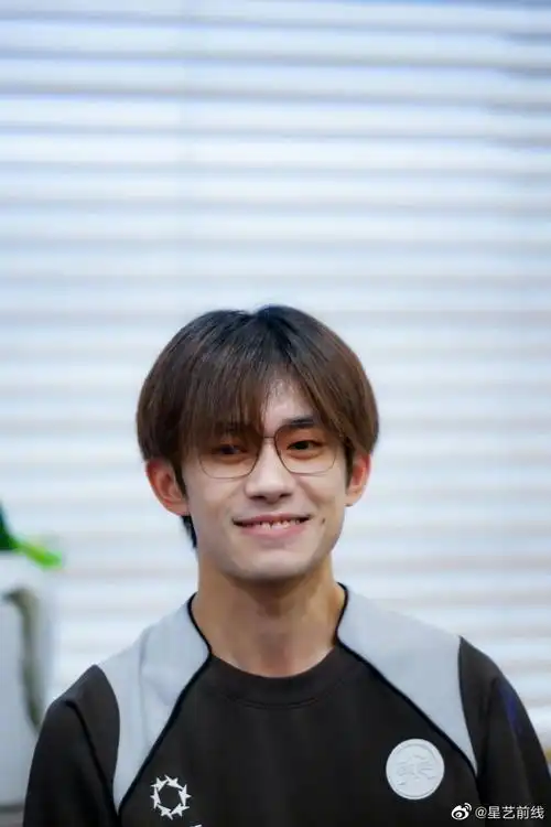 易烊千玺上影节预备会议生图#易烊千玺上影节预备会议生图,笑起来真