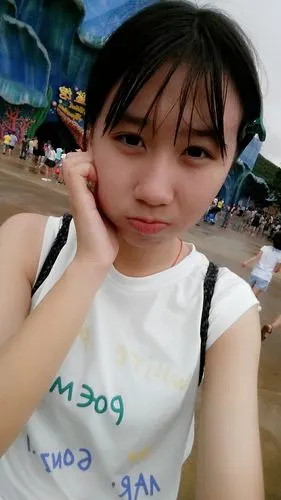 照片没有p过,也没有用美颜相机,只是手机普通的相机,用的是三星s5,没