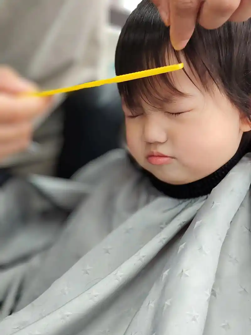 剪头发,各种表情包的妹妹