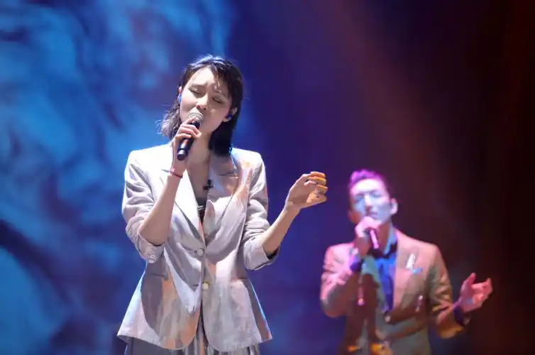 张婉清红酒嗓音惹人沉醉大魔王高票晋级