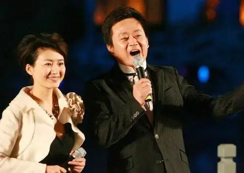 退居央视幕后的王小丫,有过三段恋情,男友个个都是牛人