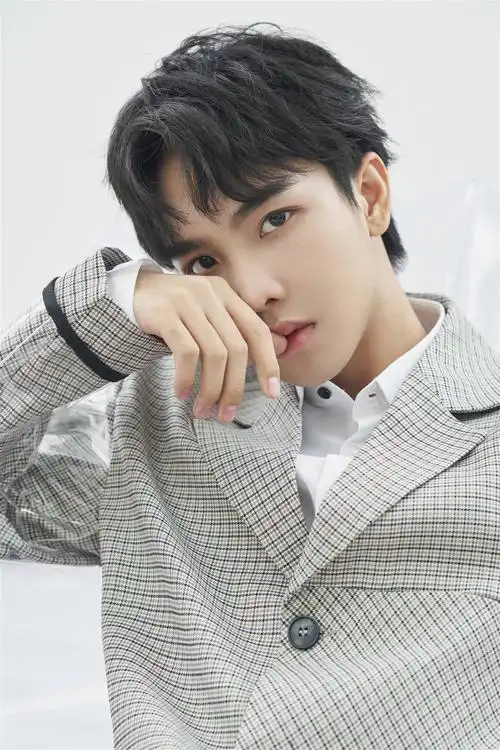 郑繁星清新写真曝光眼神清澈展邻家气质