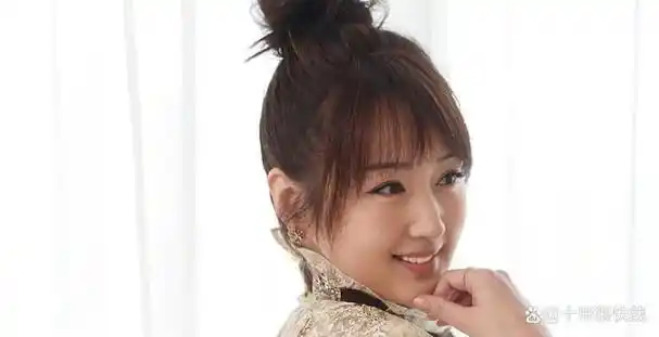 杨钰莹终究是老了,在美颜下看如少女,但身材却暴露了真实年龄