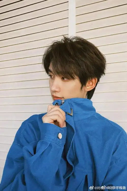 丁程鑫晒校服旧照##丁程鑫旧照与新照对比