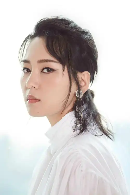 从那个青涩的戴眼镜女孩儿,到内地最年轻的大满贯歌后,@周笔畅坚持