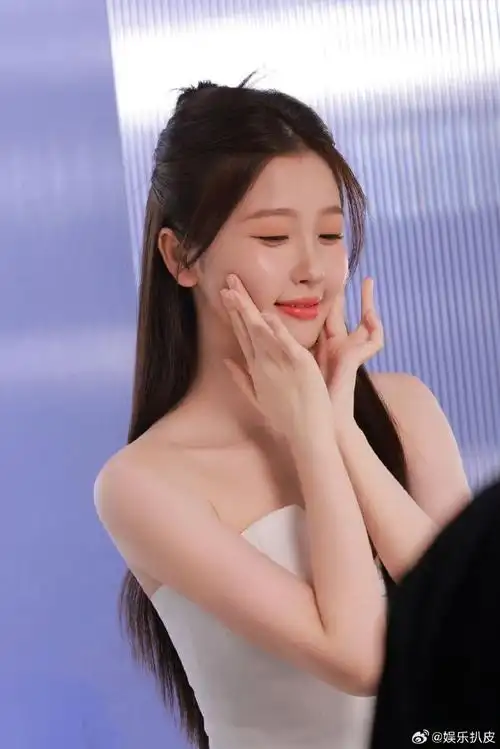 虞书欣水光肌妆容##虞书欣居家丸子头发型