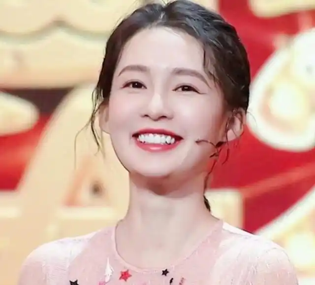 离开10级滤镜后,央视镜头下30岁李沁颜值很真实,修图师直接下岗