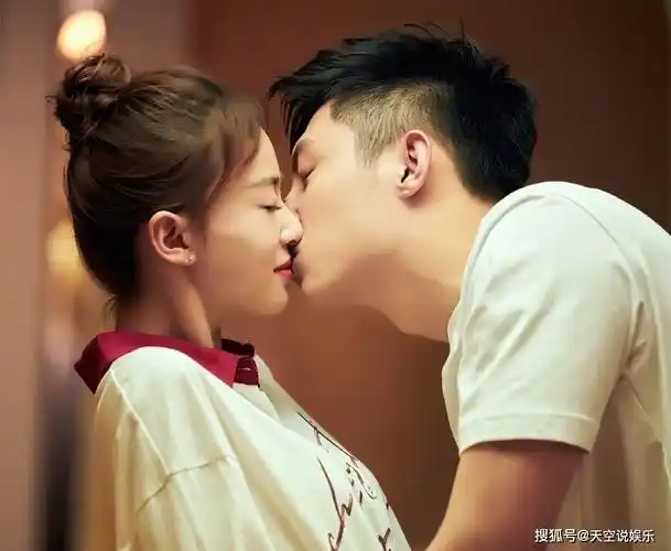 黄景瑜吴谨言座椅抱,黄景瑜臂力惊人,观众直呼太甜了