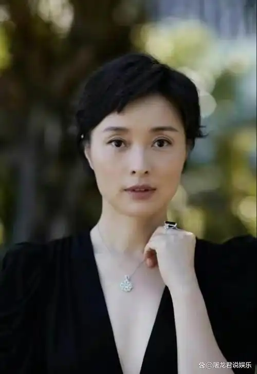 吴越和俞飞鸿都是50岁的女演员,她们的对比确实让人感叹发型和穿搭的