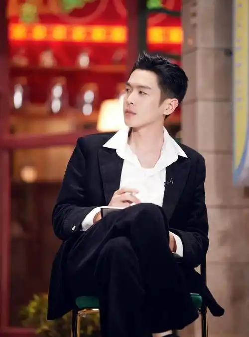 明明是个小奶狗,突然露出额头,梳起大背头,瞬间被鲨到的男明星_造型