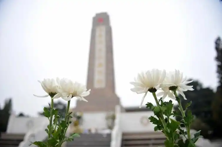 缅怀公安英烈 致敬公安英雄——龙城铁骑网祭英烈